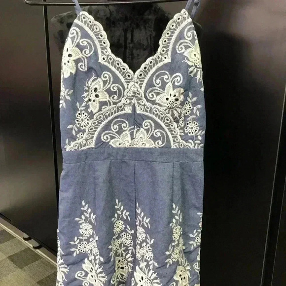 Simplee Embroidered Romper,Blue/White Zipper back, adjustable straps Size small - Picture 3 of 14